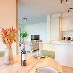 Апартаменти Sunny Seaview Sanctuary In W Parking