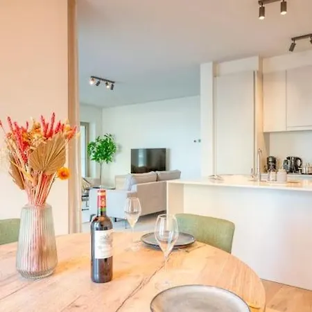 Апартаменты Sunny Seaview Sanctuary In W Parking